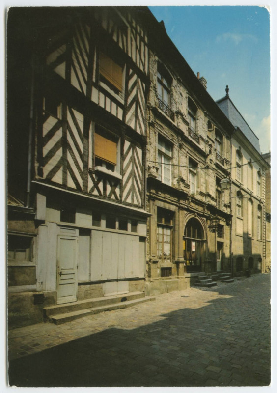Carte postale ancienne 53 - Rennes (Ille-et-Vilaine) La Rue du Chapitre - Maison de Du Guesclin