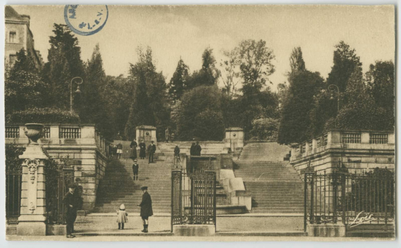 Carte postale ancienne [RENNES (I-et-V.). - Le Jardin du Thabor, une entrée.]