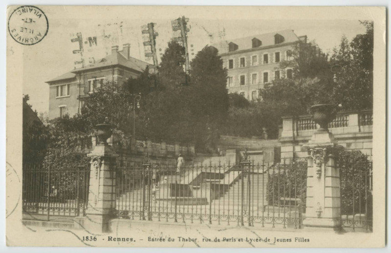 Carte postale ancienne 1836 - Rennes. - Entrée du Thabor Rue de Paris et lycée de jeunes filles