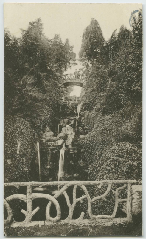 Carte postale ancienne Le Thabor (Jardin des Plantes) - La Grande Cascade.
Deux personnes sur le pont au-dessus de la cascade.