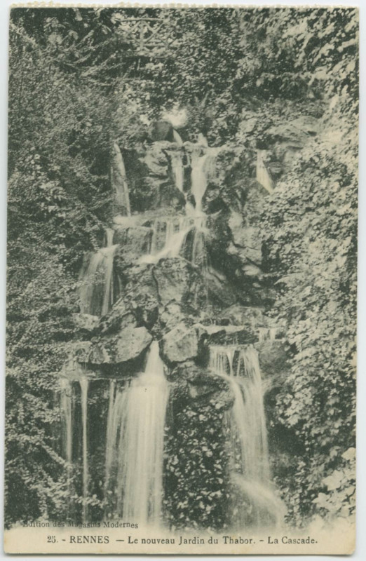 Carte postale ancienne 25. - Rennes. - Le Nouveau Jardin du Thabor - La Cascade.