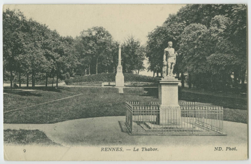 Carte postale ancienne Rennes. - Le Thabor.