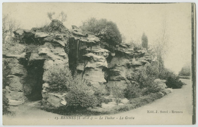 Carte postale ancienne 15. - Rennes (I.-et-V.) - Le Thabor. - La Grotte.