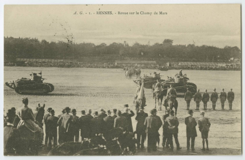 Carte postale ancienne 1. - Rennes. - Revue sur le Champ de Mars