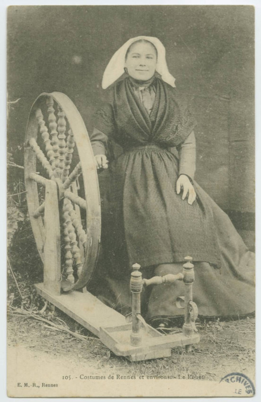 Carte postale ancienne 105. - Costume de Rennes et environs. - Le Rouet.