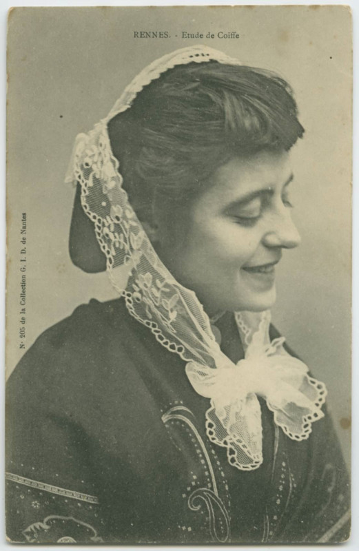 Carte postale ancienne Rennes. - Etude de coiffe.