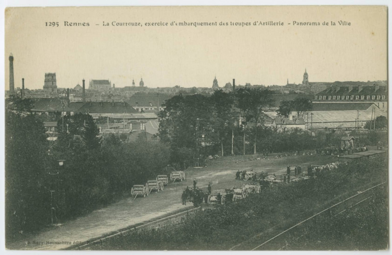 Carte postale ancienne 1295. - Rennes - La Courouze, exercice d'embarquement des troupes d'Artillerie - Panorama de la Ville