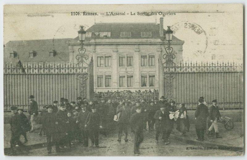 Carte postale ancienne 1106. Rennes. - L'Arsenal - La Sortie des Ouvriers.