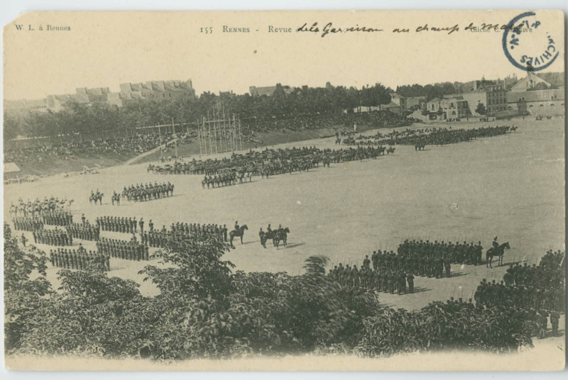 Carte postale ancienne 155. - Rennes - Revue de la Garnison au Champ de Mars.