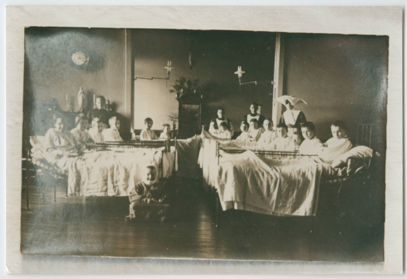 Carte postale ancienne Groupe d'enfants alités et de religieuses dans un hôpital (Saint-Yves?).
