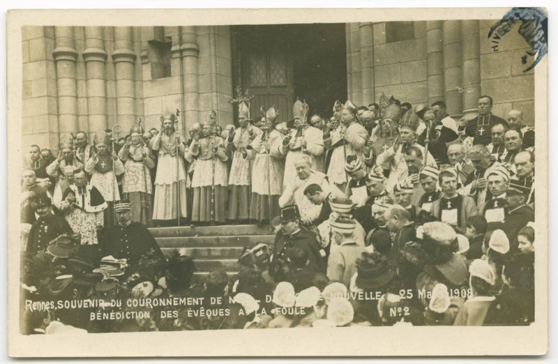Carte postale ancienne Rennes. - Souvenir du Couronnement de Bonne Nouvelle - 25 Mars 1908 - Bénédiction des évêques à la Foule