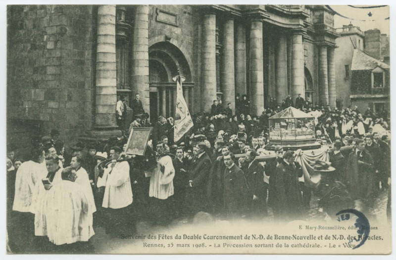 Carte postale ancienne Rennes. - Souvenir des Fêtes du Double Couronnement de N.D de Bonne Nouvelle et de N.D des Miracles - RENNES, 25 Mars 1908 - La Procession sortant de