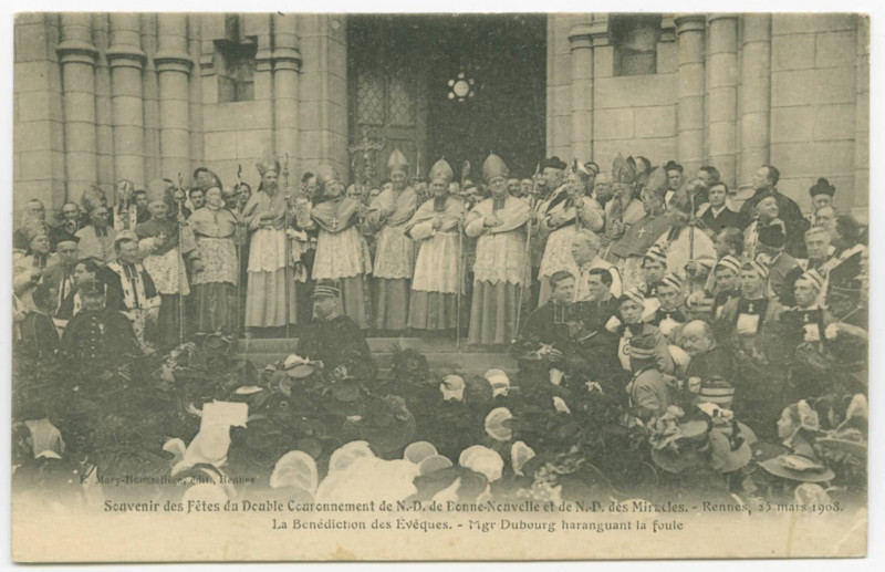Carte postale ancienne Souvenir des Fêtes du Double Couronnement de N.D de Bonne Nouvelle et de N.D des Miracles - RENNES, 25 Mars 1908 - La Bénédiction des Evêques, Mgr