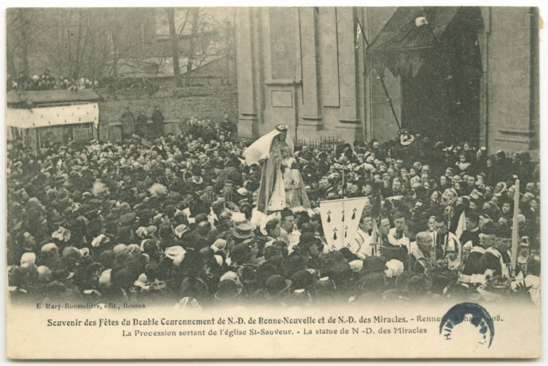 Carte postale ancienne Souvenir des Fêtes du Double Couronnement de N.D de Bonne Nouvelle et de N.D des Miracles - RENNES, 25 Mars 1908 - La Procession sortant de l'église