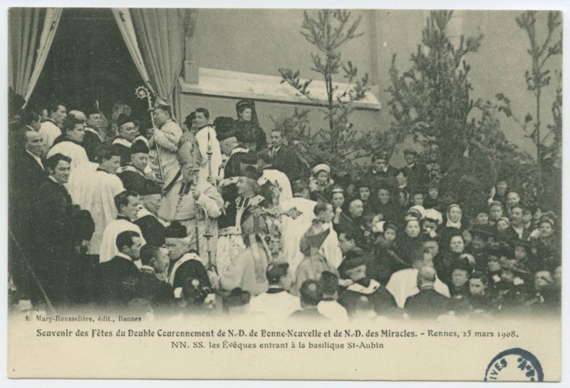 Carte postale ancienne Souvenir des Fêtes du Double Couronnement de N.D de Bonne Nouvelle et de N.D des Miracles - RENNES, 25 Mars 1908 - Nn.ss. les Evêques entrant à la 