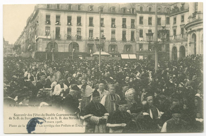 Carte postale ancienne Souvenir des Fêtes du Double Couronnement de N.D de Bonne Nouvelle et de N.D des Miracles - RENNES, 25 Mars 1908 - Place de la Mairie. - Le Cortège 