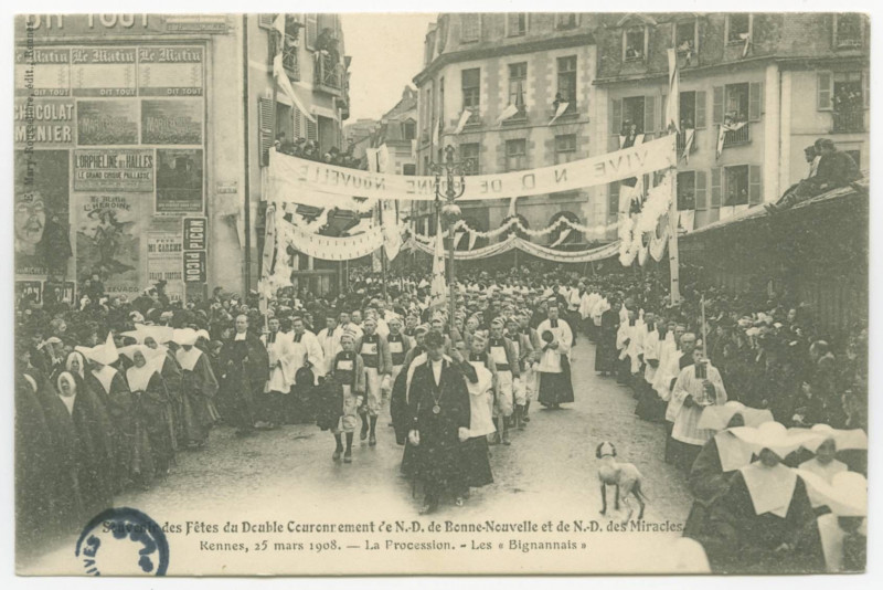 Carte postale ancienne Souvenir des Fêtes du Double Couronnement de N.D de Bonne Nouvelle et de N.D des Miracles - RENNES, 25 Mars 1908 - La Procession. - Les Bignannais