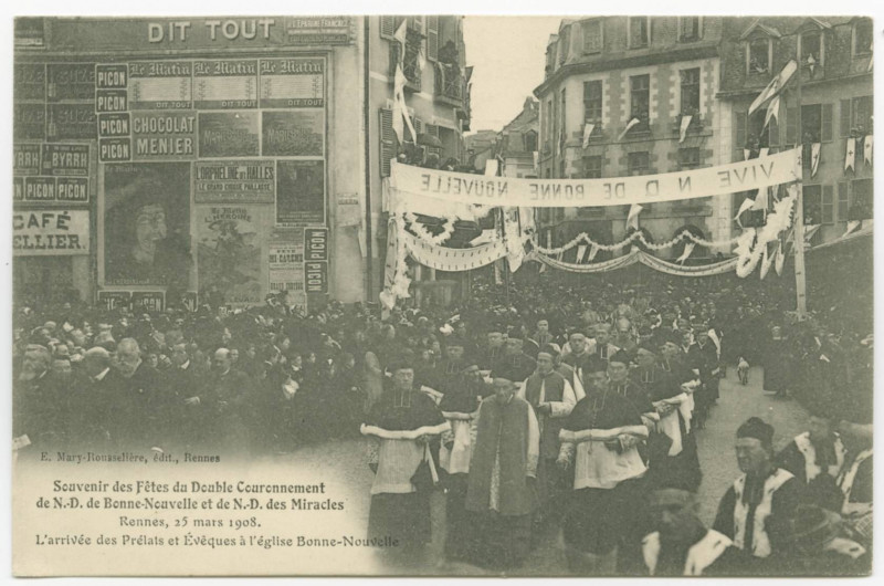 Carte postale ancienne Souvenir des Fêtes du Double Couronnement de N.D de Bonne Nouvelle et de N.D des Miracles - RENNES, 25 Mars 1908 -L' arrivée des Prélats et Evêque