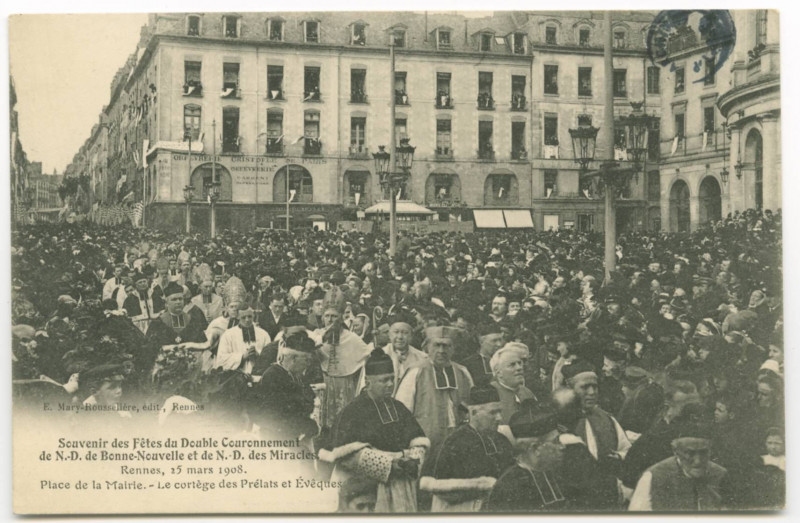 Carte postale ancienne Souvenir des Fêtes du Double Couronnement de N.D de Bonne Nouvelle et de N.D des Miracles - RENNES, 25 Mars 1908 -Place de la Mairie. - Le cortège d