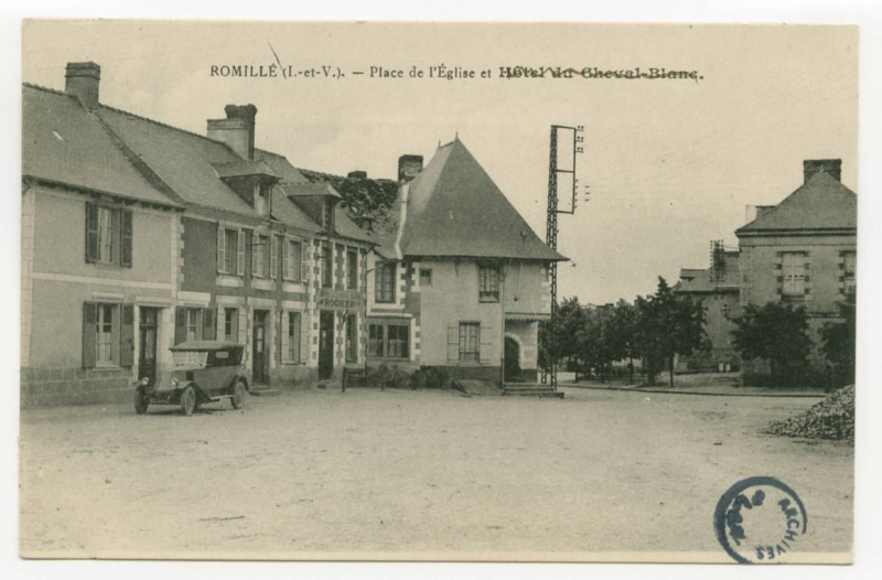 Carte postale ancienne Romille (I.-et-V.) - Place de l'église et Hôtel du Cheval-Blanc