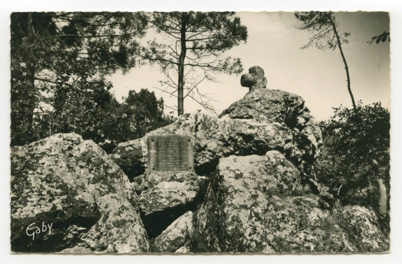 Carte postale ancienne 30.- Saint-Aubin-Du-Cormier ( I.-et-V.) - Rocher de la Lande de la Rencontre où 6.000 Bretons furent massacrés.