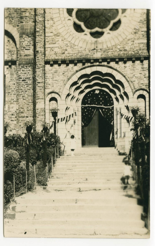 Carte postale ancienne [Eglise de Saint-Aubin-du-Cormier ( I.-et-V.).- Porte principale et escalier décorés pour une fête.]