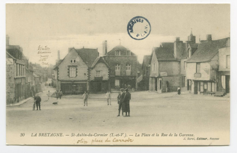 Carte postale ancienne 30 La Bretagne.-  St-Aubin-du-Cormier ( I.-et-V.). - La Place et la Rue de la Garenne.