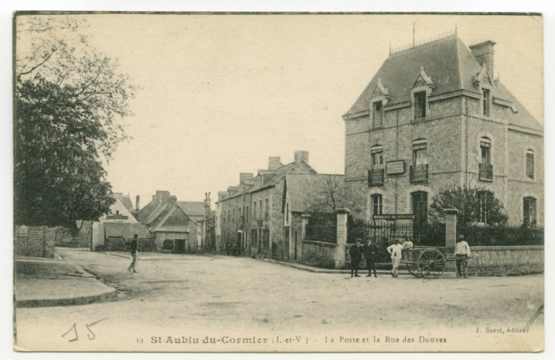 Carte postale ancienne 19.-   St-Aubin-du-Cormier (I.-et-V.). - La Poste et la Rue des Douves.