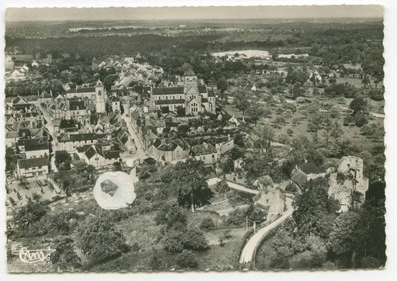 Carte postale ancienne St-Aubin-du-Cormier (I.-et-V.) - La vieille Tour, l'église, la Tour  Vue aérienne.