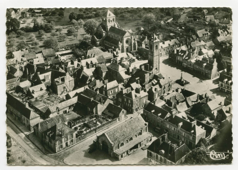 Carte postale ancienne St-Aubin-du-Cormier (I.-et-V.) - Le centre - Vue aérienne.