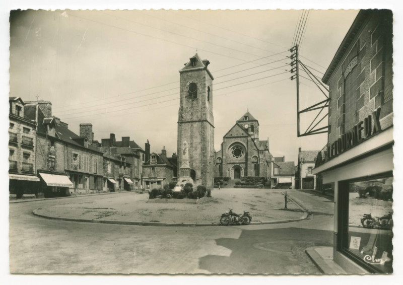 Carte postale ancienne St-Aubin-du-Cormier (I.-et-V.).- 10 - La Place - La Vieille Tour et l'Eglise.