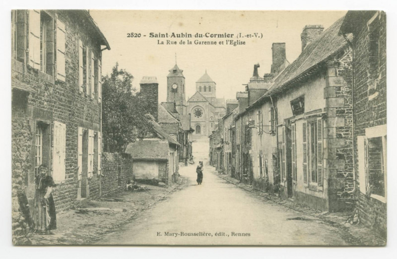 Carte postale ancienne 2820.-  Saint-Aubin-du-Cormier (I.-et-V.).- la Rue de la Garenne et l'Eglise.