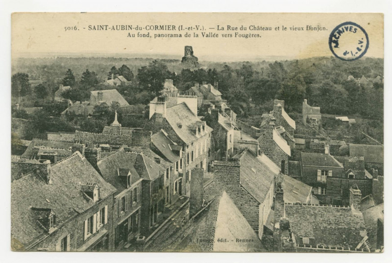 Carte postale ancienne 5016.-  Saint-Aubin-du-Cormier (I.-et-V.).- La Rue du Château et le vieux Donjon. Au fond, panorama de la vallée vers Fougères.