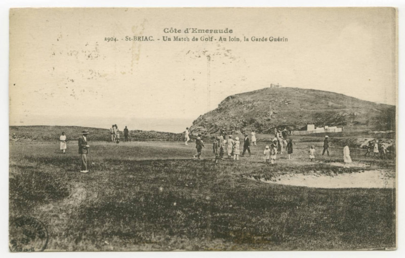 Carte postale ancienne 1904. -  St-Briac. - Un match de Golf - Au loin, la Garde Guérin.