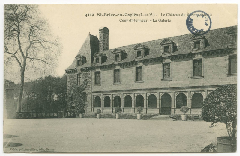Carte postale ancienne 4199. Saint-Brice-En-Cogles (I.-et-V.) - Château du Rocher-Portail Cour dHonneur. - La Galerie
