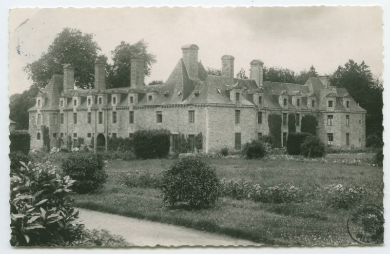 Carte postale ancienne Saint-Brice-En-Cogles (I.-et-V.)  Château au Rocher-Portail - Vue du Parc
