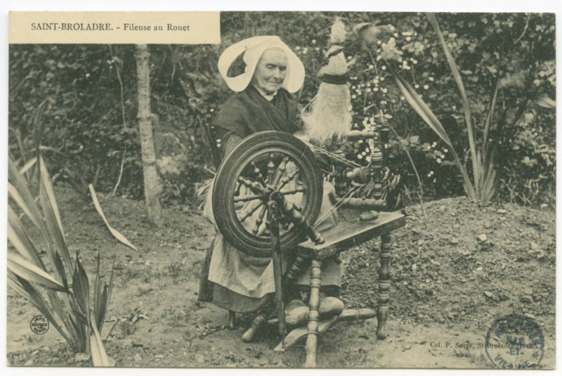 Carte postale ancienne Saint-Broladre.- Fileuse au Rouet