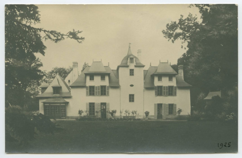 Carte postale ancienne Manoir de la Salle à Saint-Erblon.
Inscription 1925 manuscrite dans le coin inférieur droit.