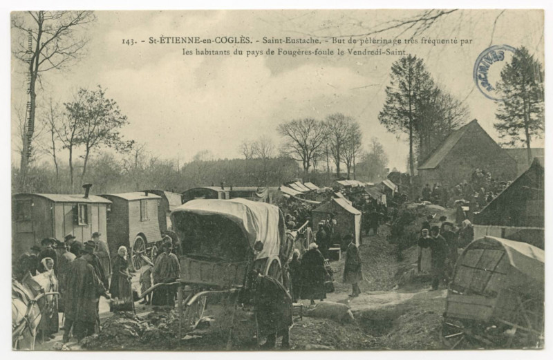 Carte postale ancienne 143.  Saint-Etienne-en-Coglès. - Saint-Eustache. - But de pélerinage très fréquenté par les habitants du pays de Fougères-foule le Vendredi-Sain