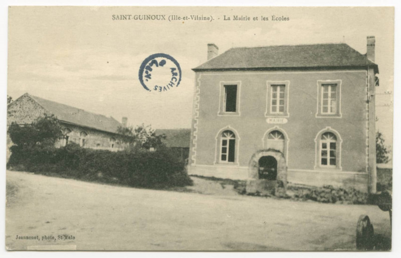 Carte postale ancienne Saint-Guinoux (Ille-et-Vilaine). - La Mairie et les Ecoles