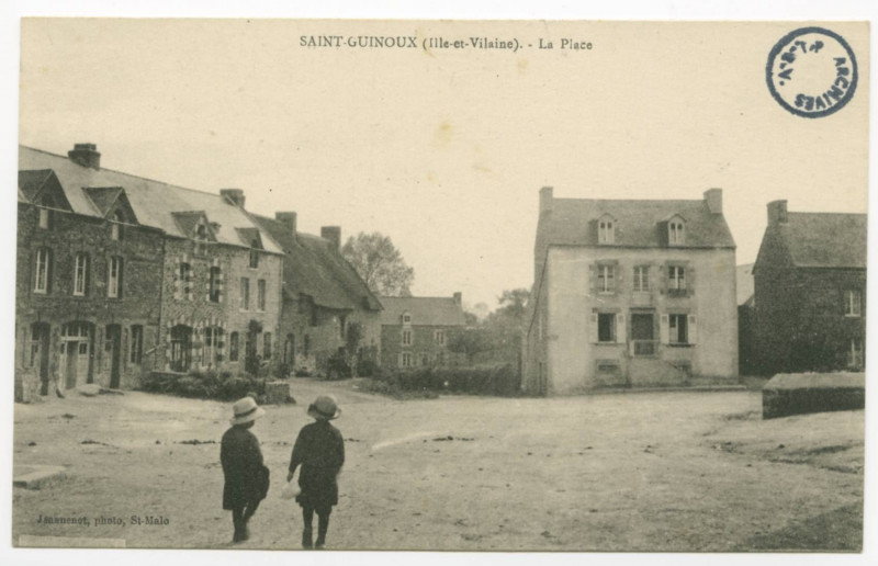 Carte postale ancienne Saint-Guinoux (Ille-et-Vilaine). - La Place