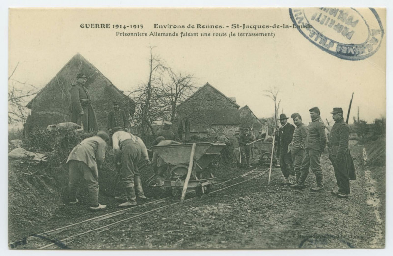 Carte postale ancienne Guerre 1914-1915. Environs de Rennes. St-Jacques-de-la-Lande:  Prisonniers Allemands faisant une route (le terrassement)