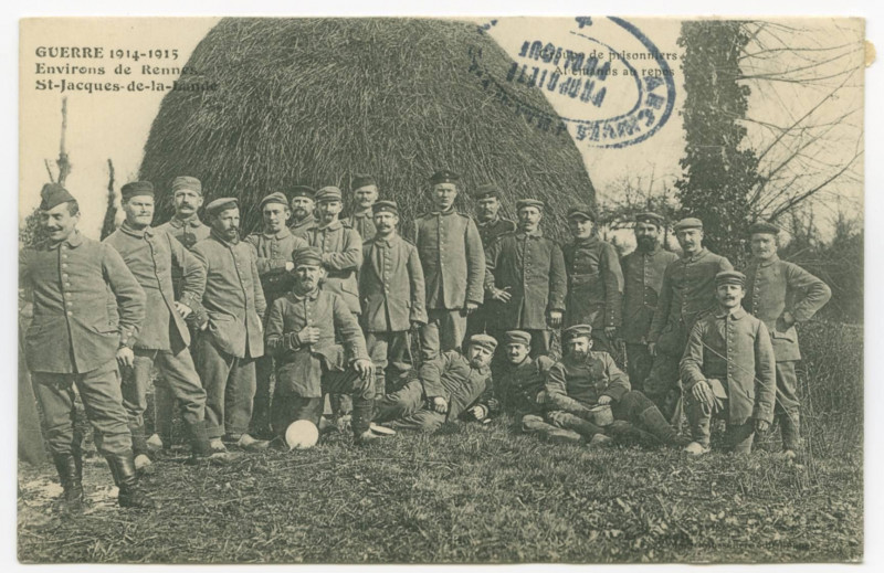 Carte postale ancienne Guerre 1914-1915. Environs de Rennes. St-Jacques-de-la-Lande: Groupe de prisonniers Allemands au repos