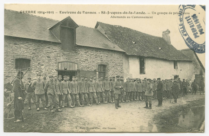 Carte postale ancienne Guerre 1914-1915. Environs de Rennes. St-Jacques-de-la-Lande:  Un groupe de prisonniers Allemands au Cantonnement