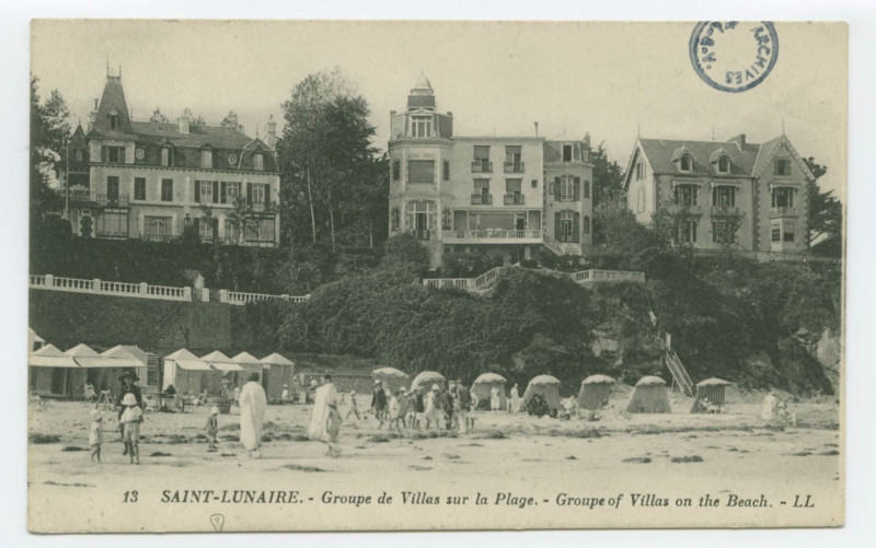 Carte postale ancienne 13. - Saint-Lunaire Groupe de Villas sur la Plage - Groupe of Villas on the Beach