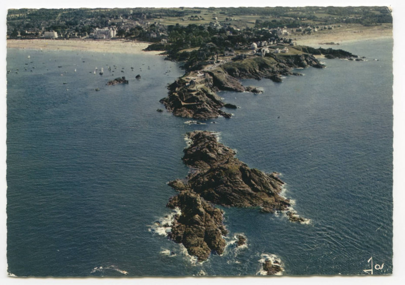 Carte postale ancienne La Bretagne en couleurs -  Saint-Lunaire (I.- et-V.) - La pointe du Décollé entre les deux grandes plages.