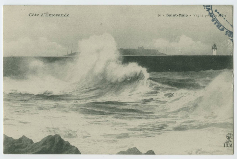 Carte postale ancienne 50 -  Saint-Malo - Vague près du Môle.