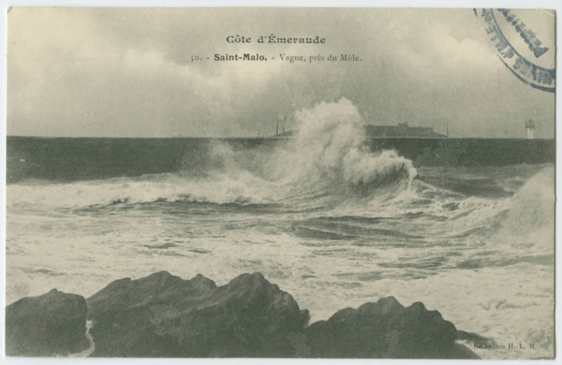 Carte postale ancienne 50 -  Saint-Malo - Vague près du Môle.