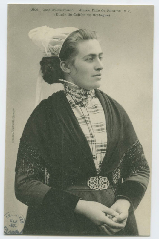 Carte postale ancienne 1506 Côte d'Emeraude.  Jeune fille de Paramé G.F.  (Etude de coiffes en Bretagne)