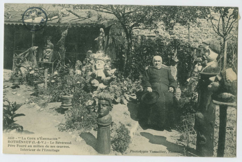 Carte postale ancienne 3359.  Rotheneuf(I.-&-V.)  - Le révérend père Fouré au milieu de ses oeuvres. Intérieur de l'Ermitage.